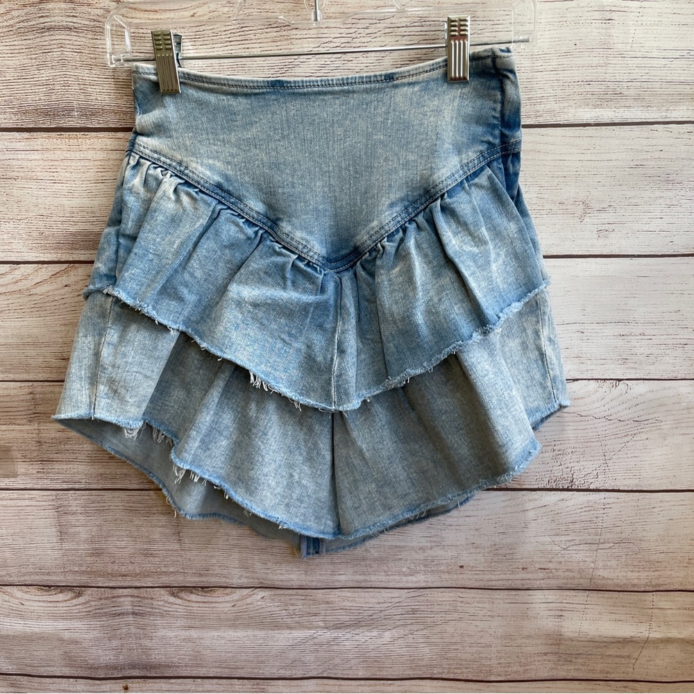 MOTHER DENIM THE RUFFLE‎ MINI RAW EDGE SKIRT IN ACTION SHOT WASH